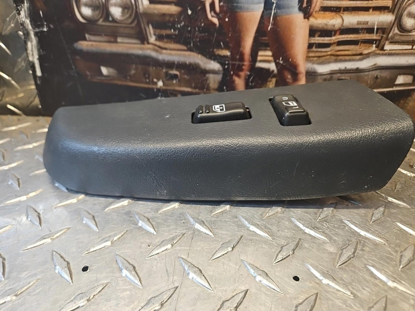 2000 2001 2002 CHEVROLET TAHOE SILVER PASSENEGER Window Switch OEM 208318-99-48