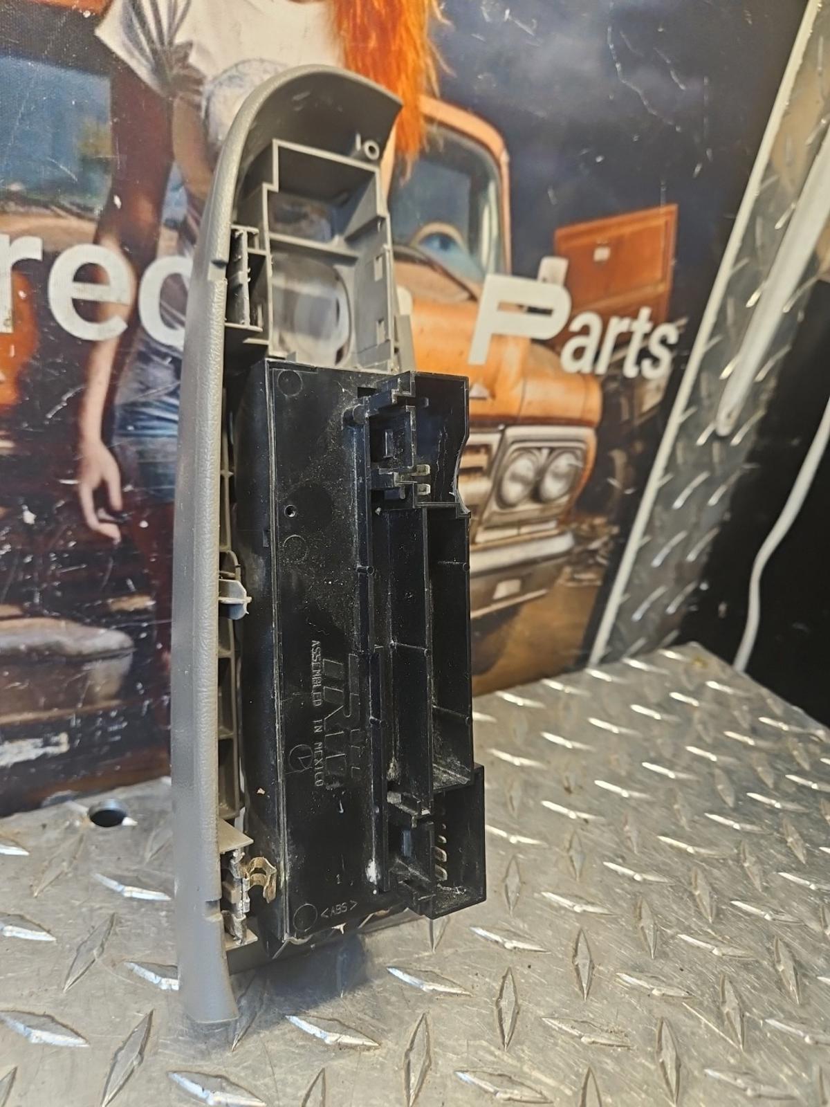 15883320 Power Window Switch Front Driver LH Left Side Fit for Chevy Silverado