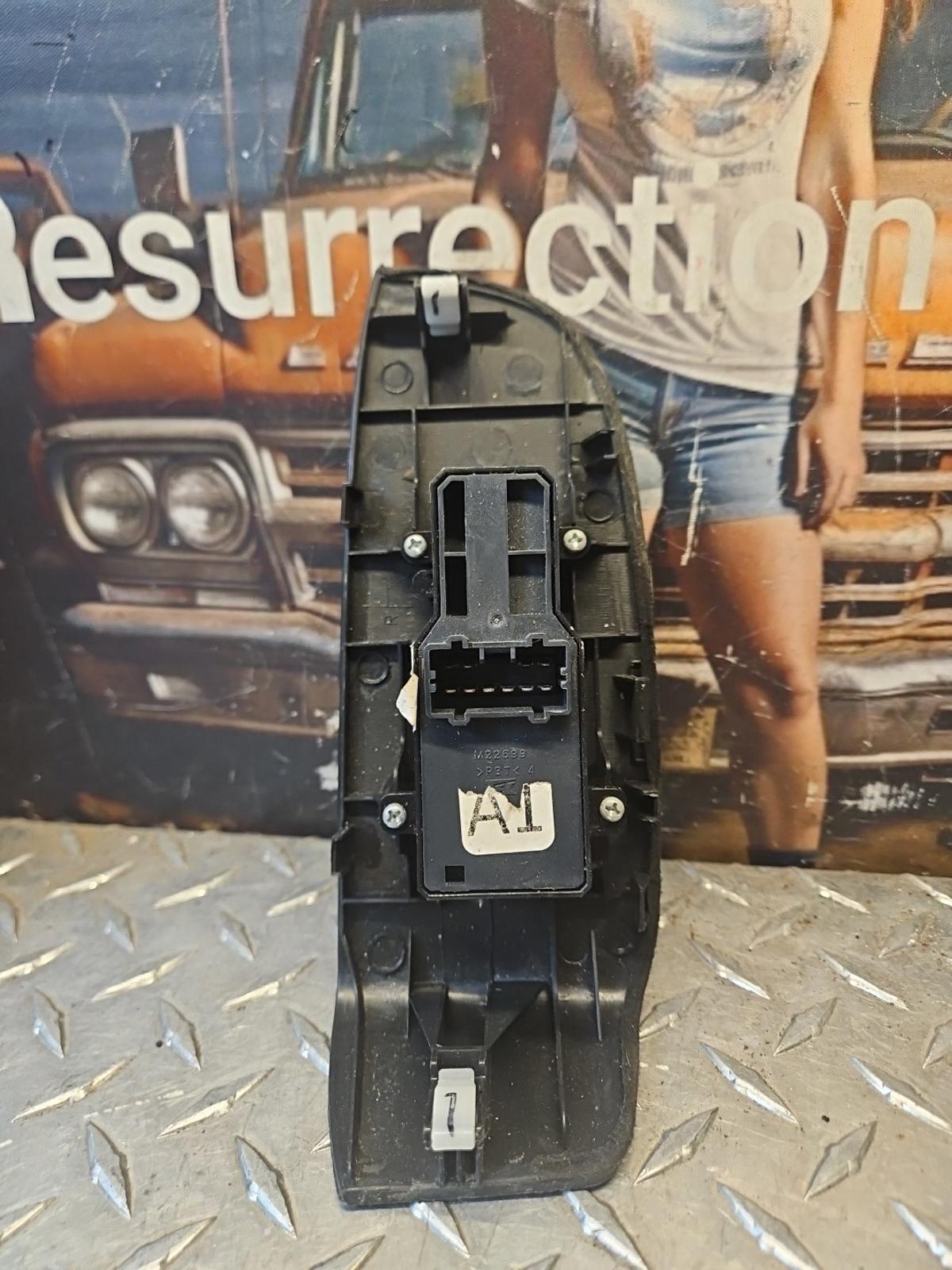 2003-2008 Honda Accord Sedan Front Right Door Window Button Switch M22699 OEM