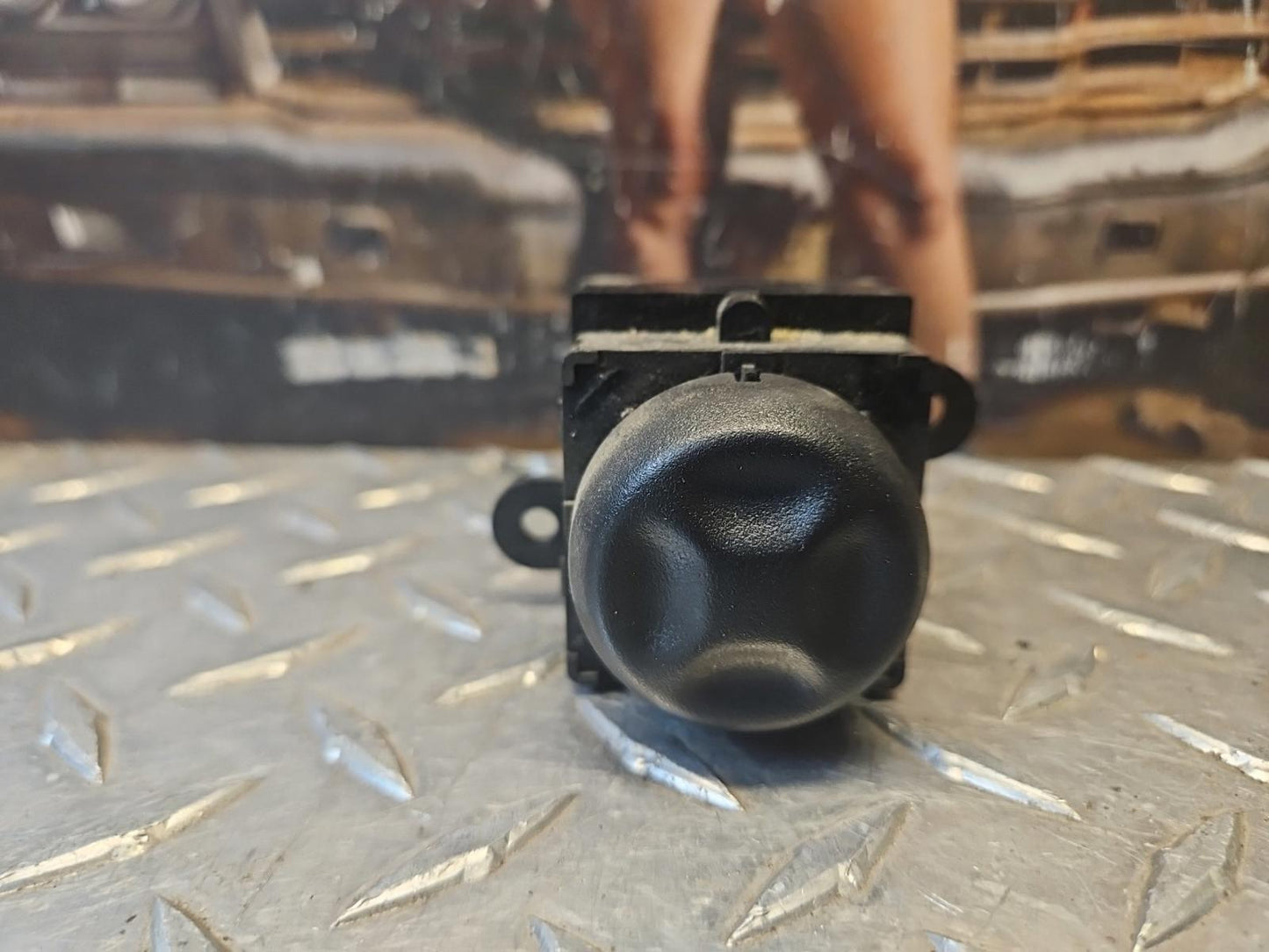 seat switch Hummer H2 303898D